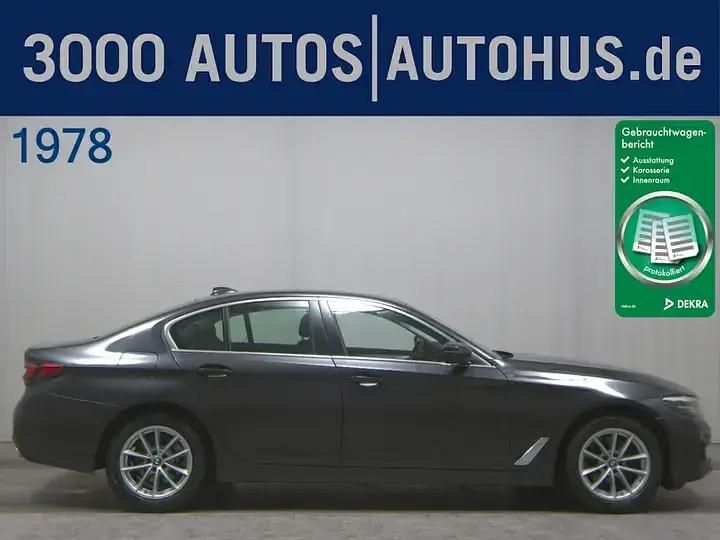 Saphirschwarz metallic Gebraucht 2023 BMW 520 | 40.930 € (Fairer Preis) - Bild 1/2