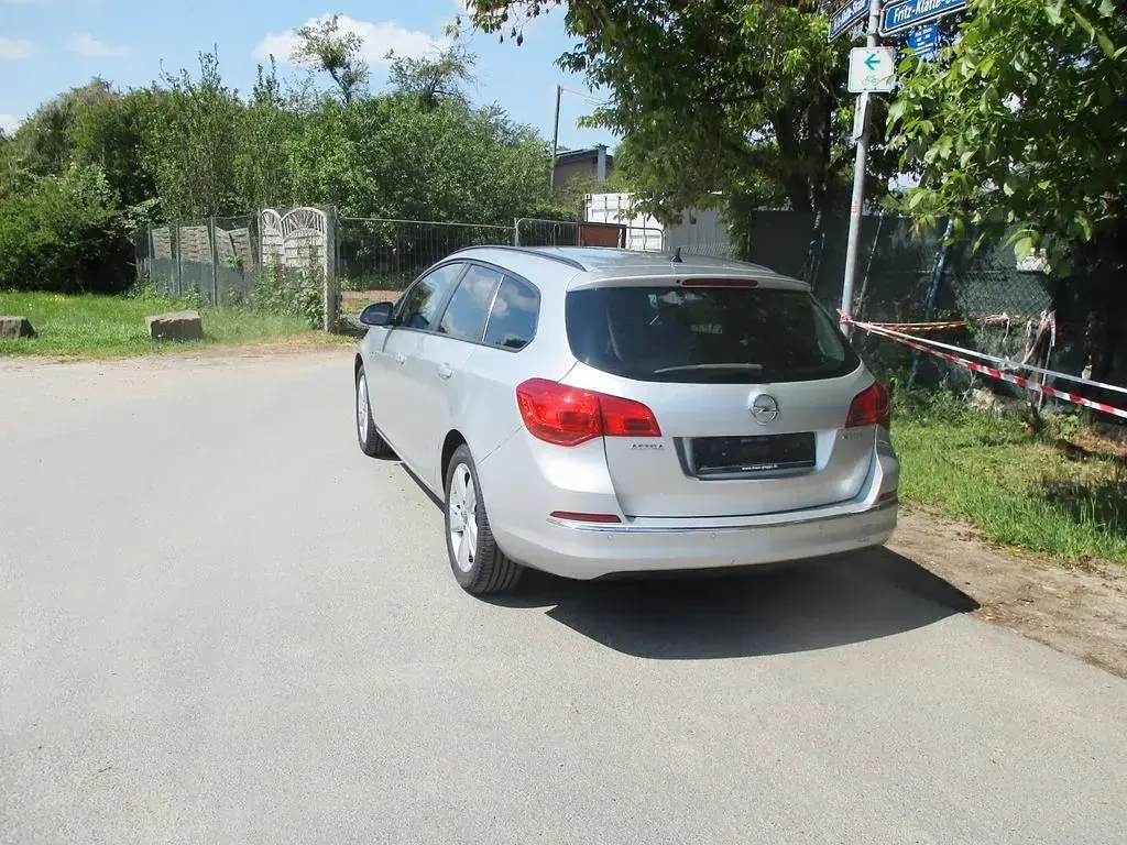 Second-hand Opel Astra 136 CP (100 kW) 2015 Argintiu Berlinǎ