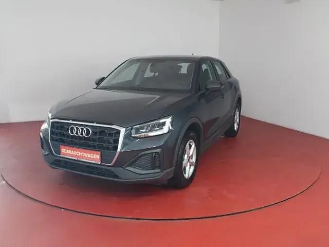 Silber (manhattangrau metallic) Gebraucht 2023 Audi Q2 Comfort SUV | 20.468 € (Superpreis) - Bild 1/4