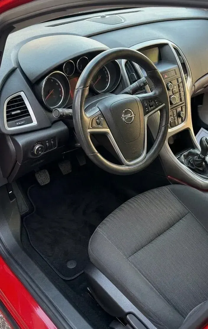 Gebraucht Opel Astra 140 PS (102 kW) 2011 Rot Limousine