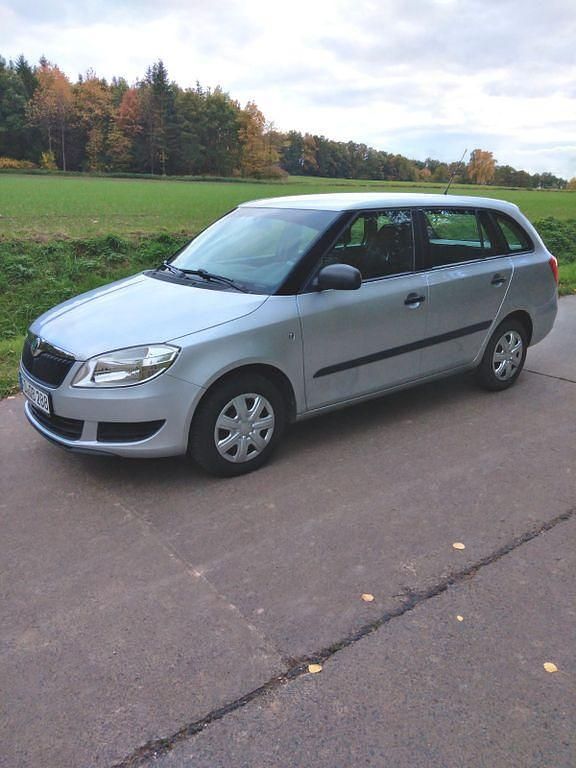 Silber Gebraucht 2011 Skoda Fabia Classic Kombi | 3.850 € (Fairer Preis) - Bild 1/4