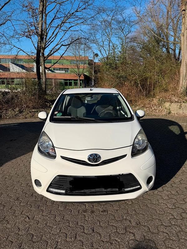 Gebraucht Toyota Aygo 68 PS (50 kW) 2012 Weiß Kleinwagen
