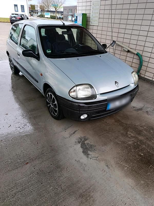 Grau Gebraucht 2000 Renault Clio II Kleinwagen | 1.000 € (Fairer Preis) - Bild 1/4
