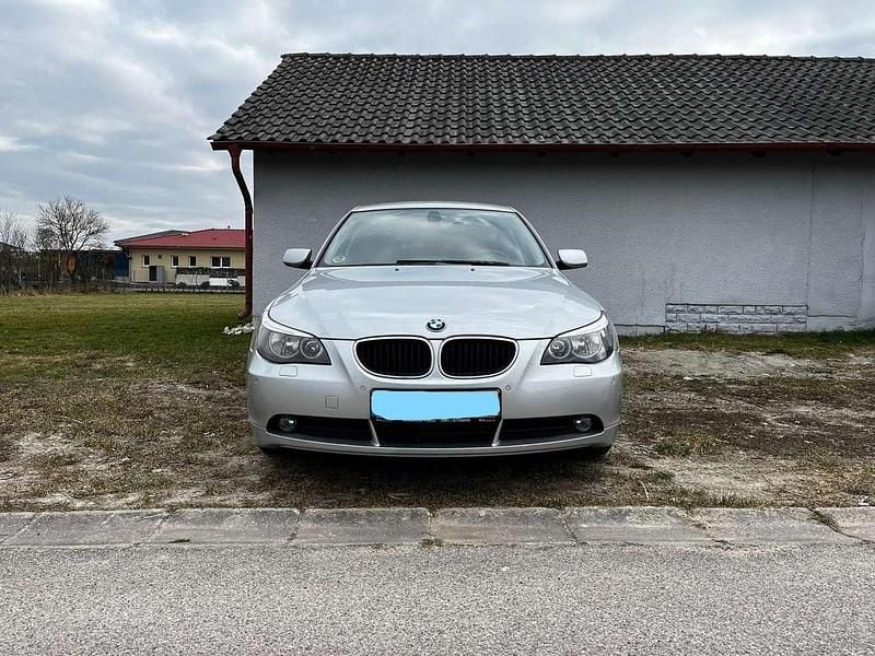 Grau Gebraucht 2004 BMW 520 Limousine | 2.900 € (Superpreis) - Bild 1/4