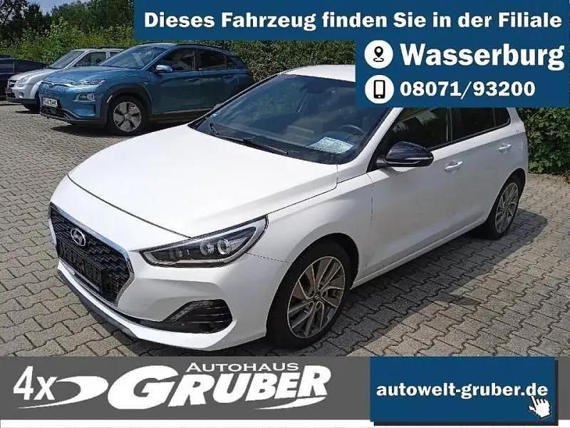 Weiss Gebraucht 2018 Hyundai i30 Trend Limousine | 14.490 € (Fairer Preis) - Bild 1/4