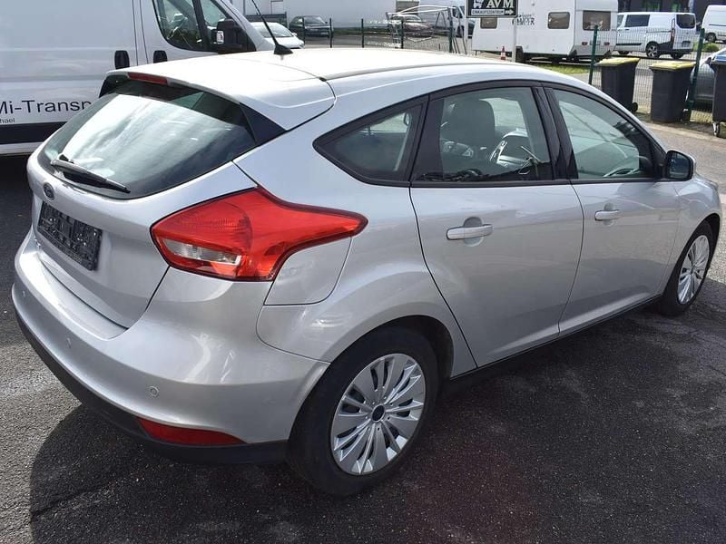 Gebraucht Ford Focus Trend 95 PS (69 kW) 2016 Polarsilber metallic Limousine