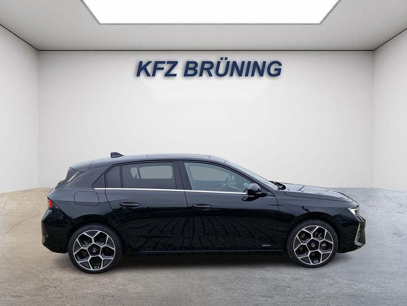 Gebraucht Opel Astra 179 PS (131 kW) 2022 Diamant schwarz (g7o) (metallic) Limousine