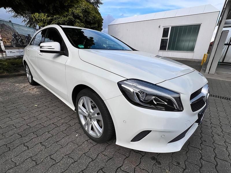 Weiß Gebraucht 2017 Mercedes A180 Urban Limousine | 16.499 € (Guter Preis) - Bild 1/4