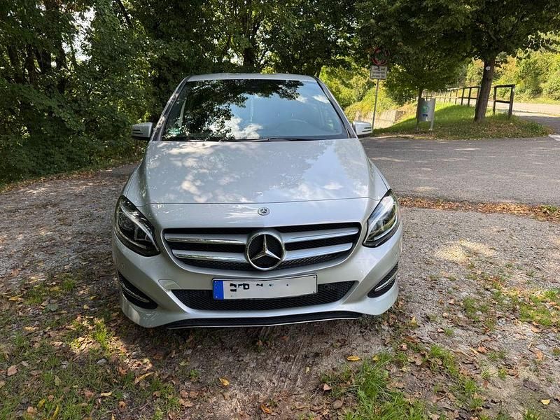 Gebraucht Mercedes B180 109 PS (80 kW) 2015 Silber Van / Kleinbus