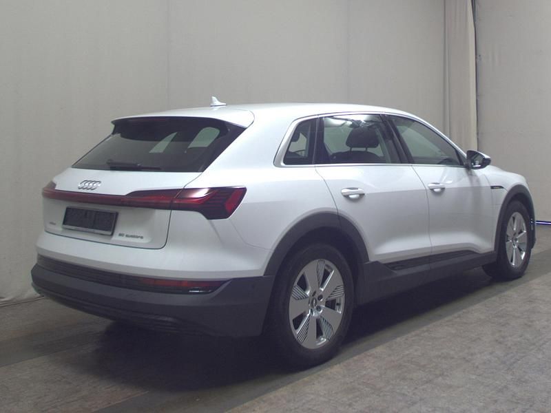 Gebraucht Audi e-tron Basis 230 kW (313 PS) 2021 Gletscherweiß metallic SUV
