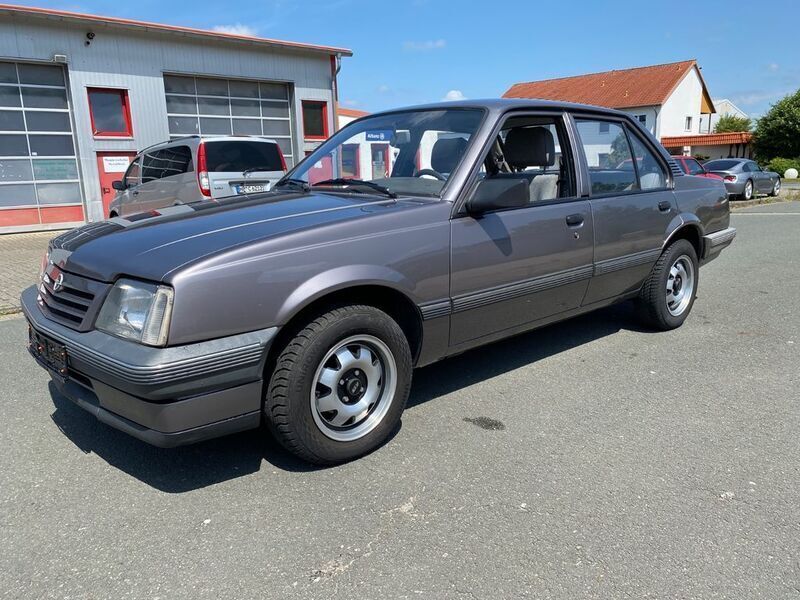 Grau Gebraucht 1986 Opel Ascona Limousine | 3.750 € - Bild 1/4