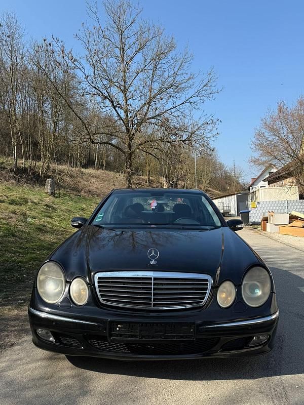 Second-hand Mercedes E270 177 CP (130 kW) 2004 Negru Berlinǎ