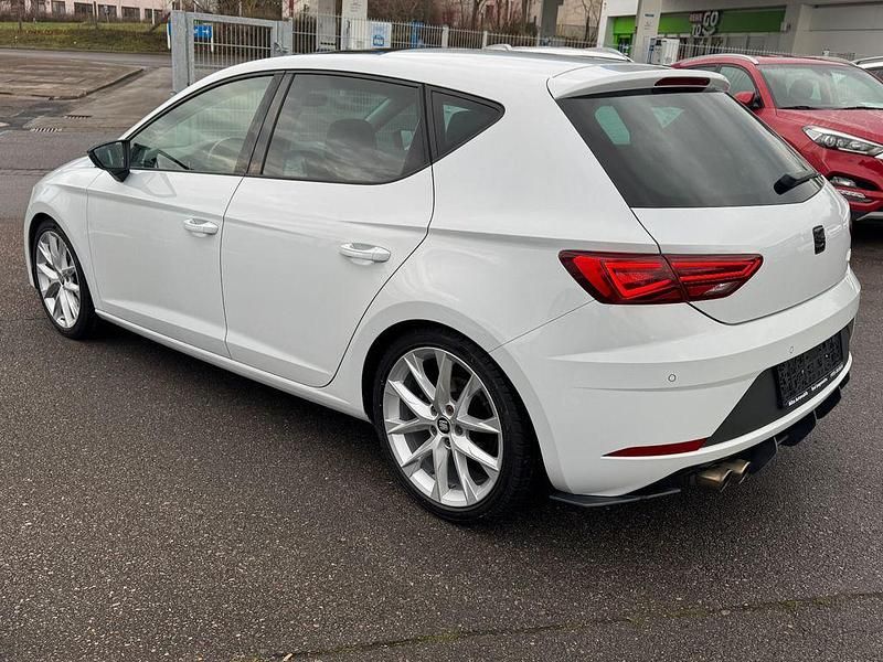 Używany Seat Leon FR 179 KM (131 kW) 2017 Biały Sedan/Limuzyna