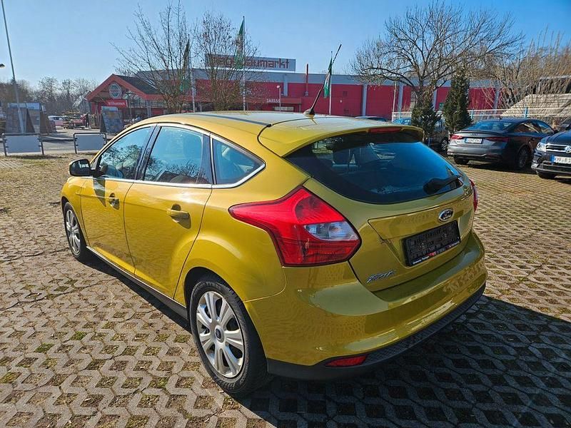 Gebraucht Ford Focus Titanium 116 PS (85 kW) 2011 Gelb Limousine