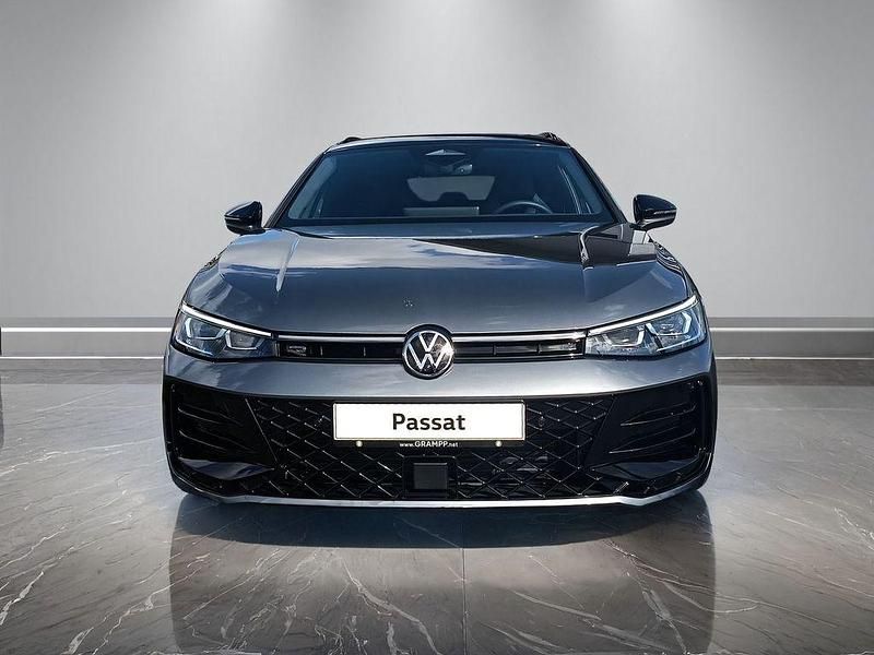 Neu VW Passat R-line 150 PS (110 kW) 2026 Diabasgrau metallic / grenadil Kombi