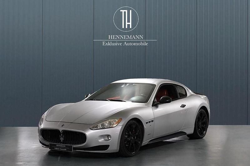 Silber metallic Gebraucht 2011 Maserati Granturismo Coupé | 38.899 € (Superpreis) - Bild 1/4