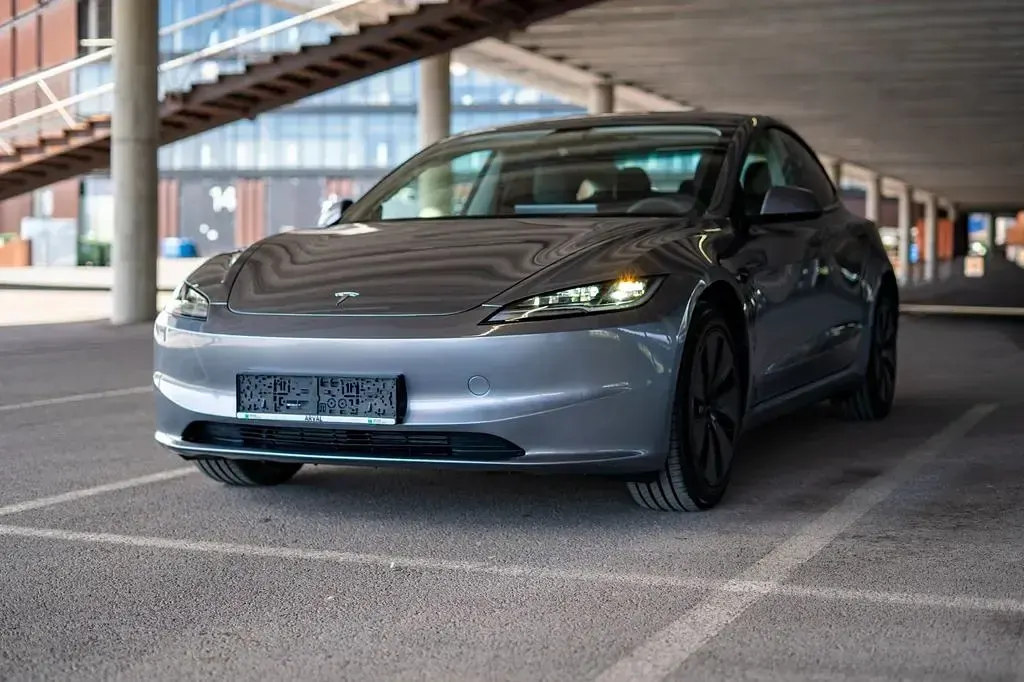 Usado Tesla Model 3 Long Range RWD 235 kW (320 CV) 2025 Gris Berlina