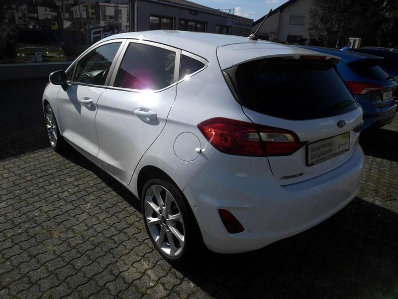 Gebraucht Ford Fiesta Titanium 125 PS (91 kW) 2018 Frostweiß Kleinwagen