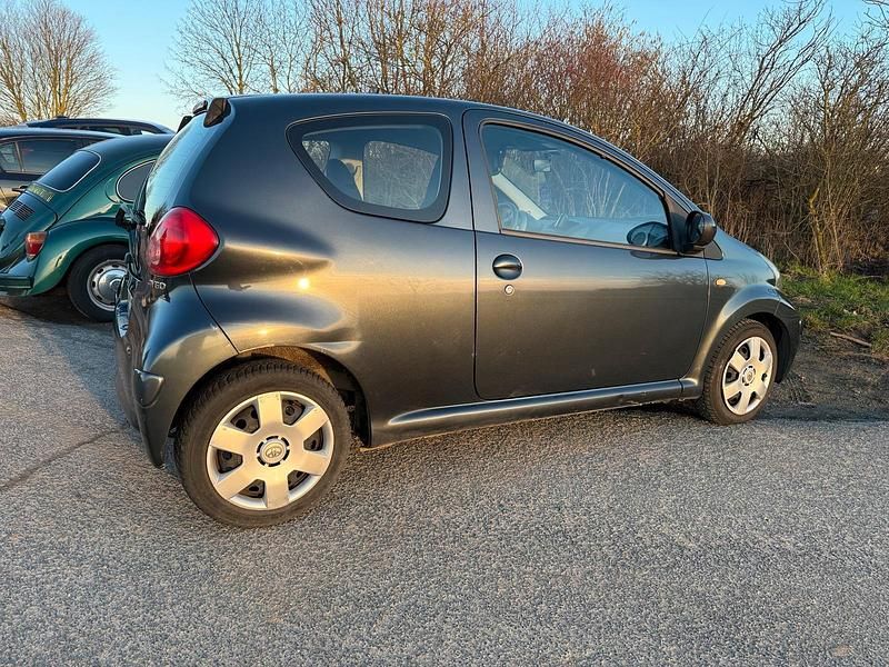Gebraucht Toyota Aygo 68 PS (50 kW) 2005 Grau Kleinwagen