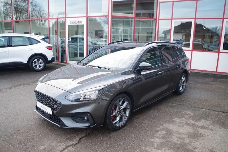Grau Gebraucht 2021 Ford Focus Performance Edition Limousine | 21.990 € (Fairer Preis) - Bild 1/4