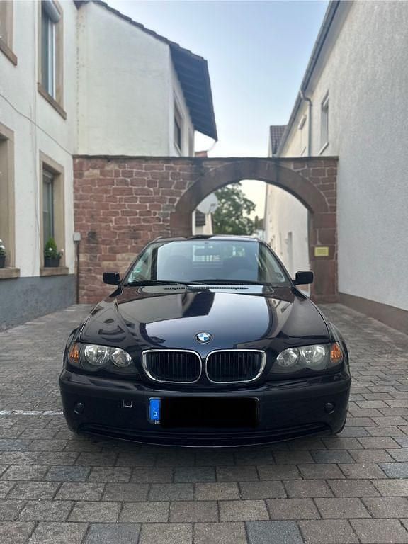 Blau Gebraucht 2004 BMW 318 Limousine | 3.999 € (Etwas zu teuer) - Bild 1/4