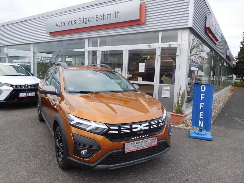 Taklamakanorange (metallic) Gebraucht 2023 Dacia Sandero Stepway SUV | 16.990 € (Fairer Preis) - Bild 1/4