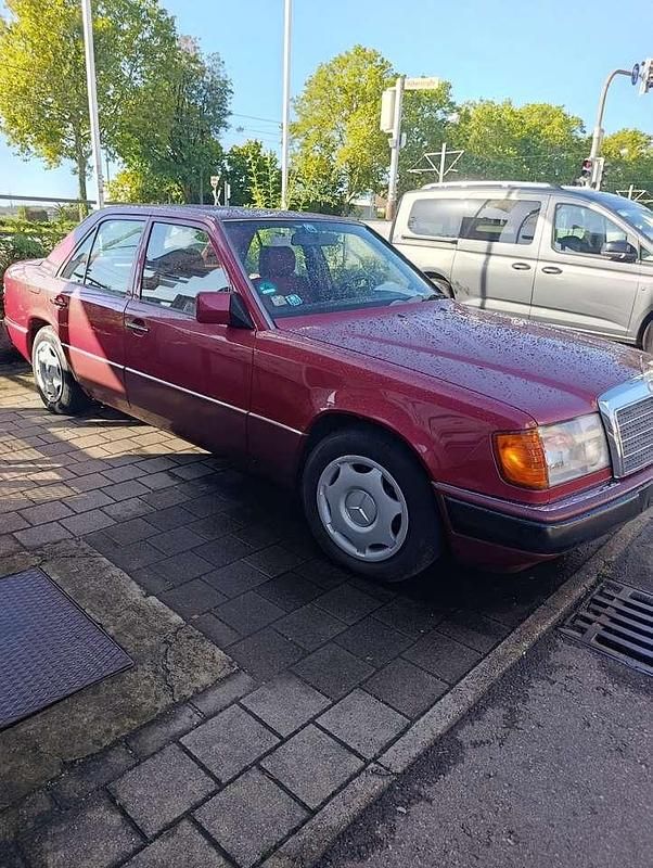 Rot Gebraucht 1990 Mercedes 230 Limousine | 8.900 € - Bild 1/4