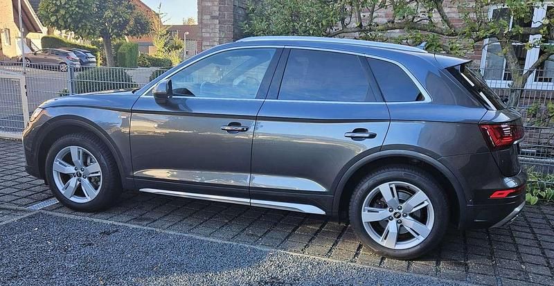 Grau Gebraucht 2021 Audi Q5 Comfort SUV | 39.500 € (Etwas zu teuer) - Bild 1/4