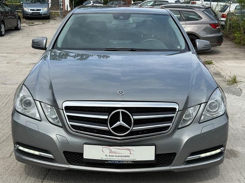 Silber Gebraucht 2011 Mercedes E220 Elegance Limousine | 10.499 € (Superpreis) - Bild 1/4