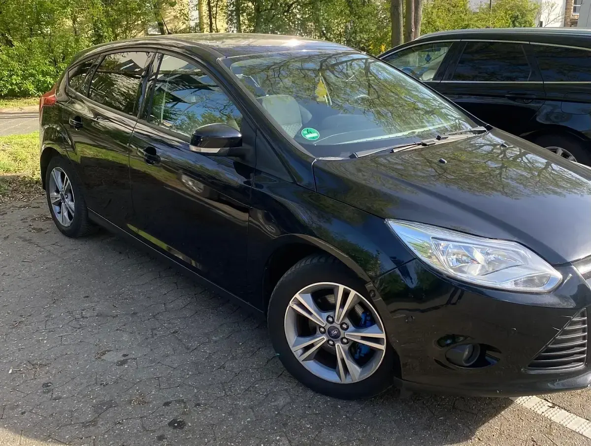 Używany Ford Focus 101 KM (74 kW) 2013 Czarny Sedan/Limuzyna