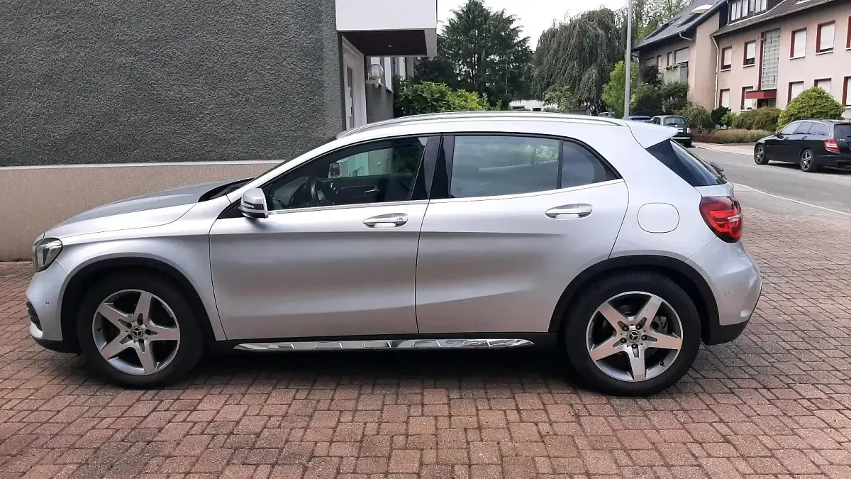 Gebraucht Mercedes GLA200 AMG line 156 PS (114 kW) 2019 Silber SUV