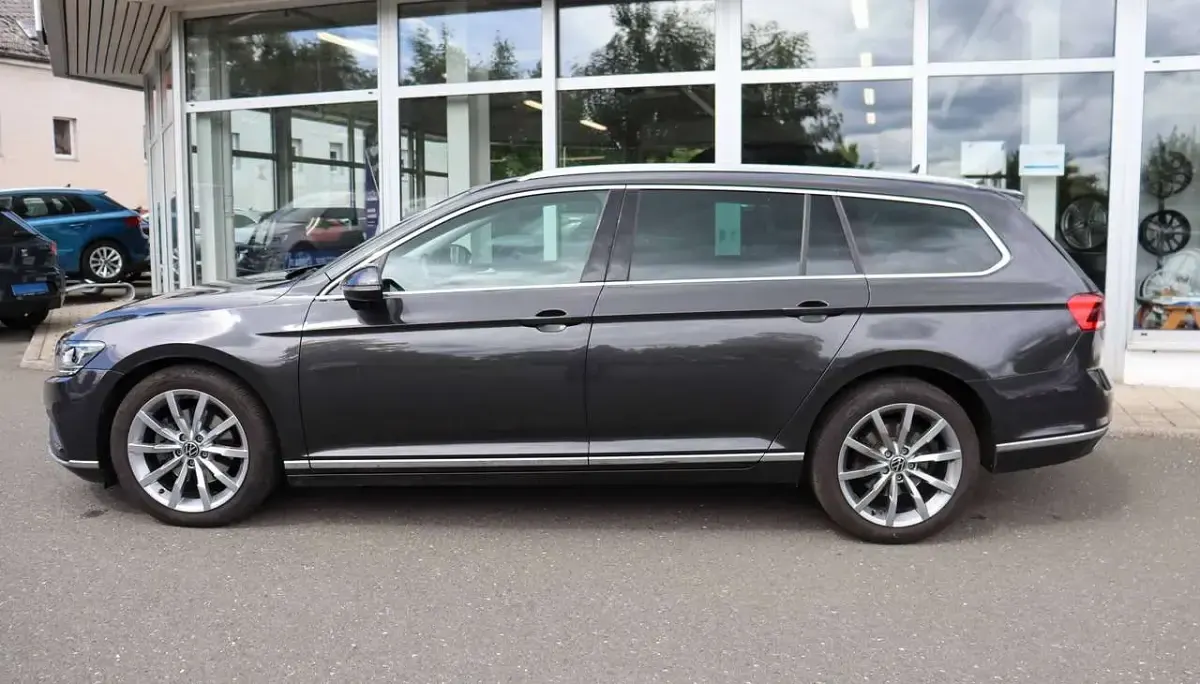 Gebraucht VW Passat Elegance 150 PS (110 kW) 2023 Mangangrau metallic Kombi