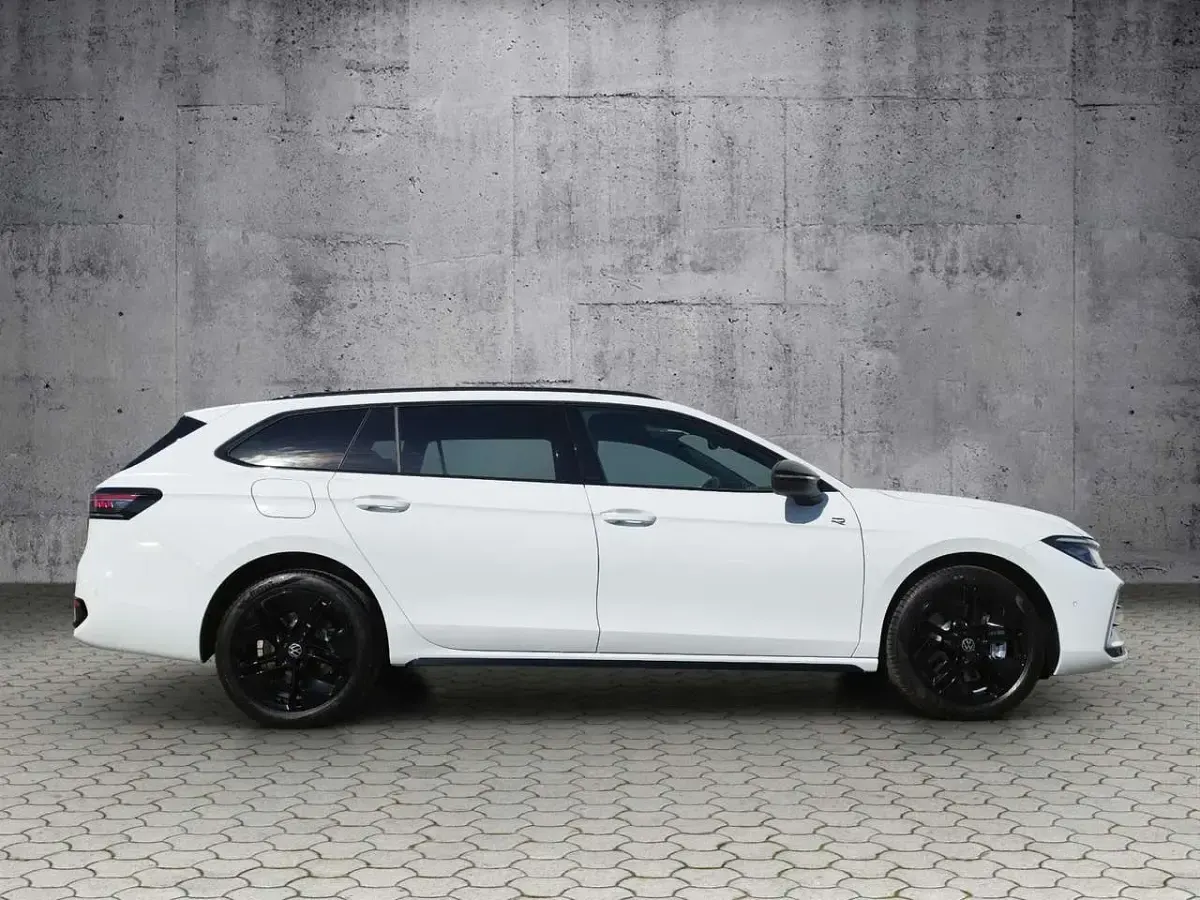 Gebraucht VW Passat IQ Drive 272 PS (200 kW) 2025 Pure white Kombi