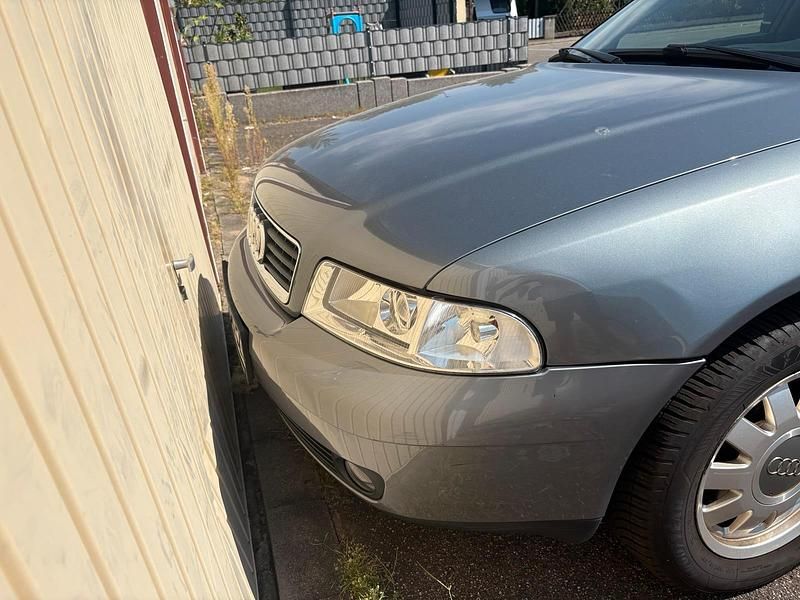 Grau Gebraucht 2000 Audi A4 Limousine | 1.600 € (Guter Preis) - Bild 1/4