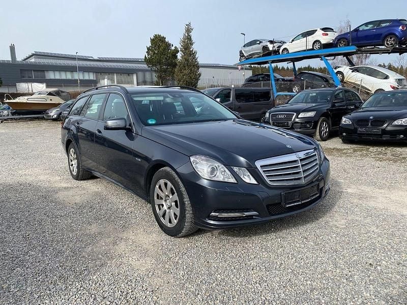 Gebraucht Mercedes E200 136 PS (100 kW) 2011 Grau Kombi