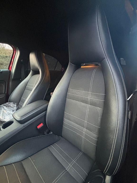 Gebraucht Mercedes A180 Urban 122 PS (89 kW) 2014 Rot Limousine