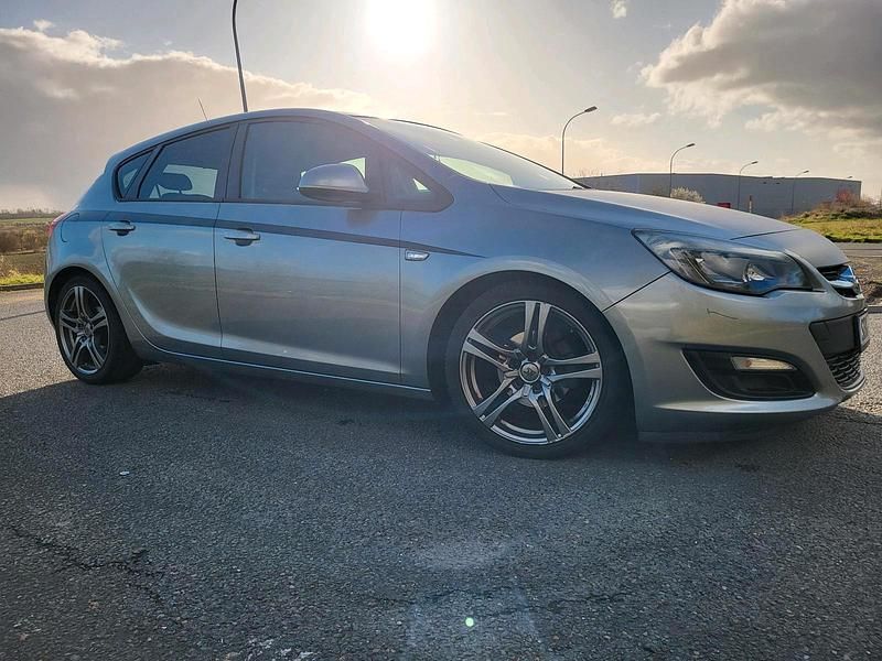 Gebraucht Opel Astra 116 PS (85 kW) 2013 Silber Limousine