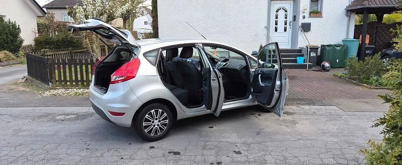 Gebraucht Ford Fiesta Titanium 82 PS (60 kW) 2012 Silber Kleinwagen
