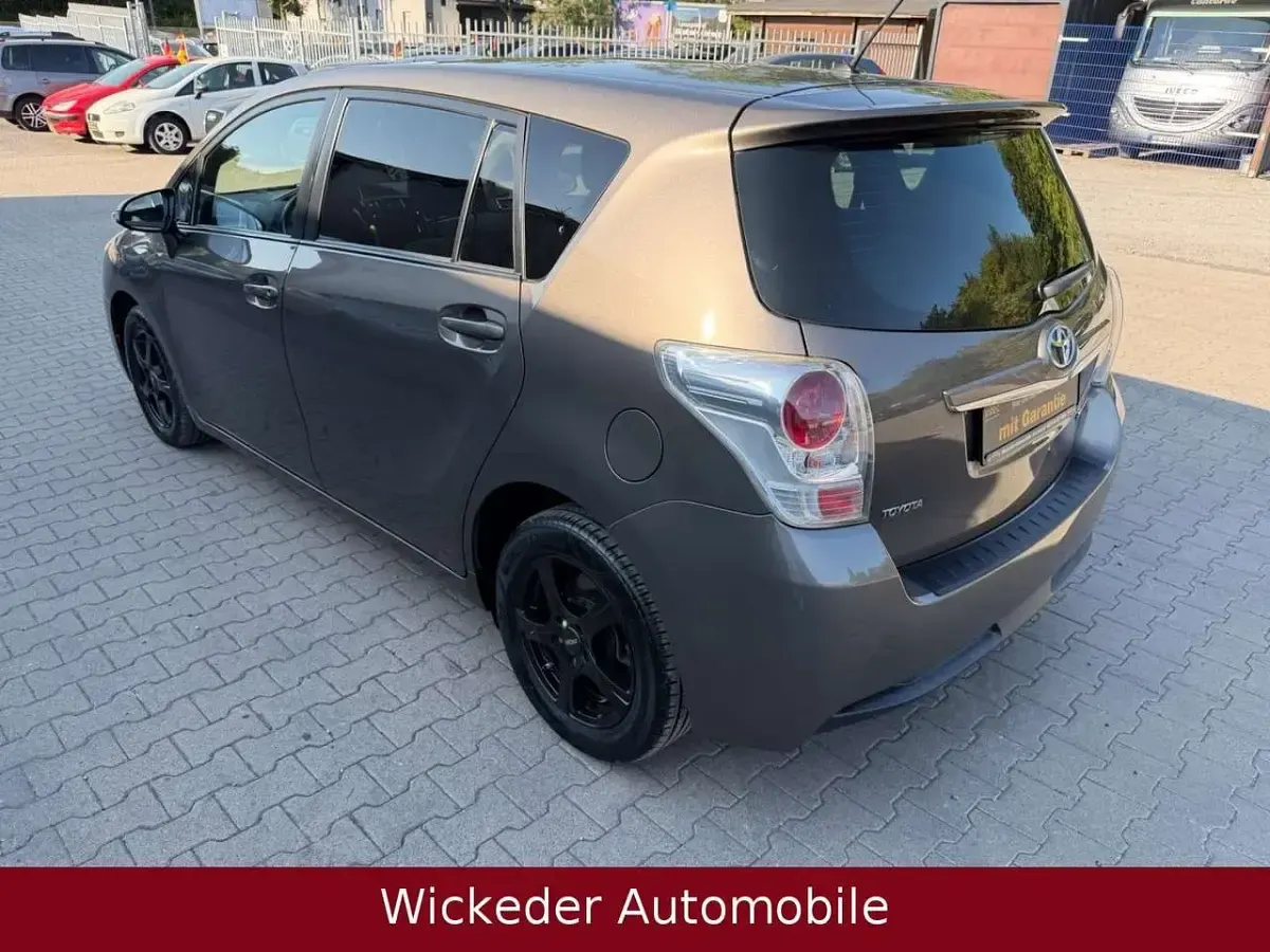 Gebraucht Toyota Verso Comfort 111 PS (81 kW) 2016 Grau Van / Kleinbus