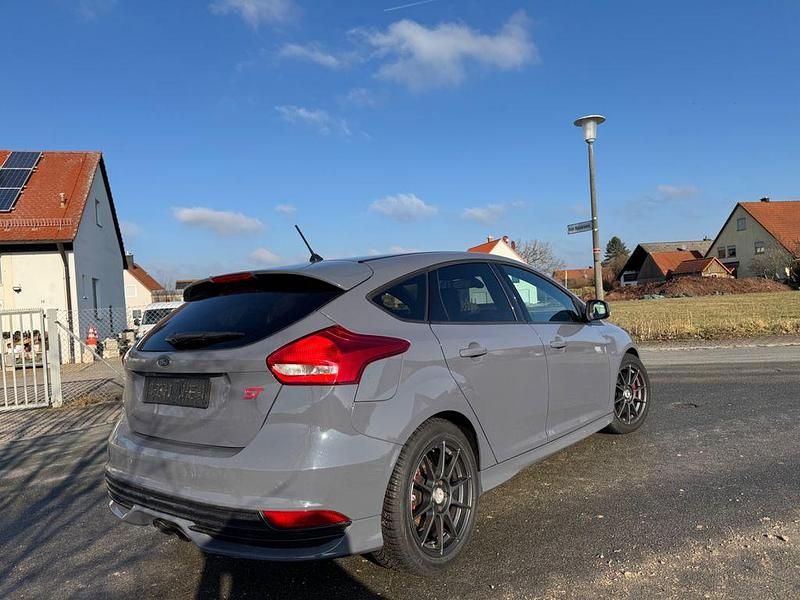 Usata Ford Focus ST 250 CV (183 kW) 2017 Grigio Berlina