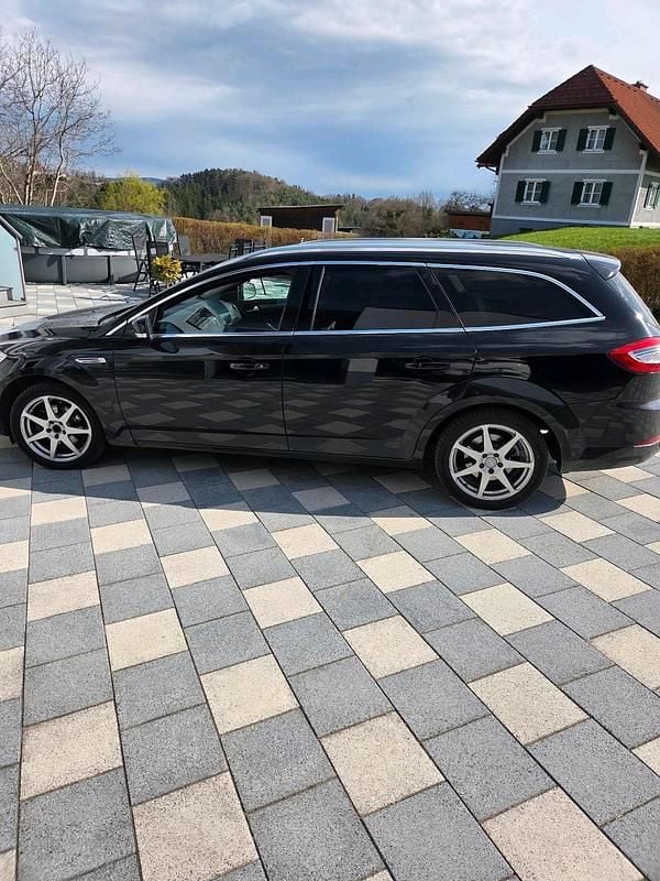 Gebraucht Ford Mondeo 140 PS (102 kW) 2013 Schwarz Kombi