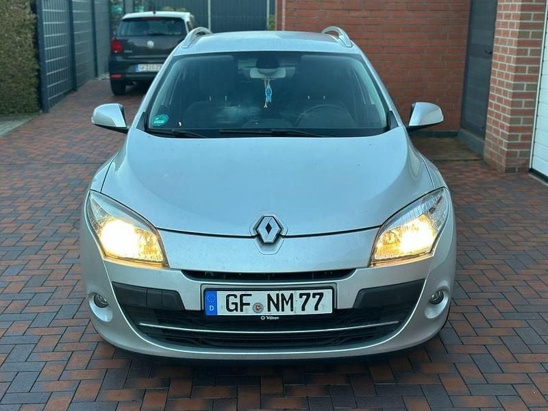 Gebraucht Renault Mégane III 106 PS (77 kW) 2009 Silber Limousine