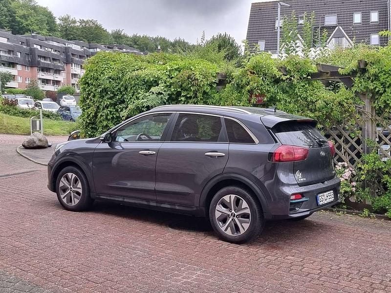 Grau Gebraucht 2020 Kia e-Niro Spirit SUV | 20.500 € (Guter Preis) - Bild 1/4