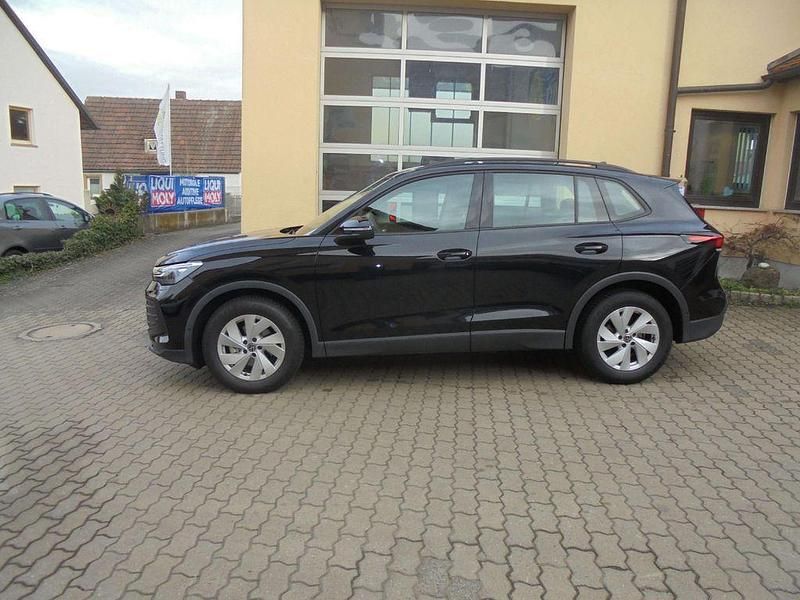 Gebraucht VW Tiguan 131 PS (96 kW) 2024 Schwarzmetallic SUV