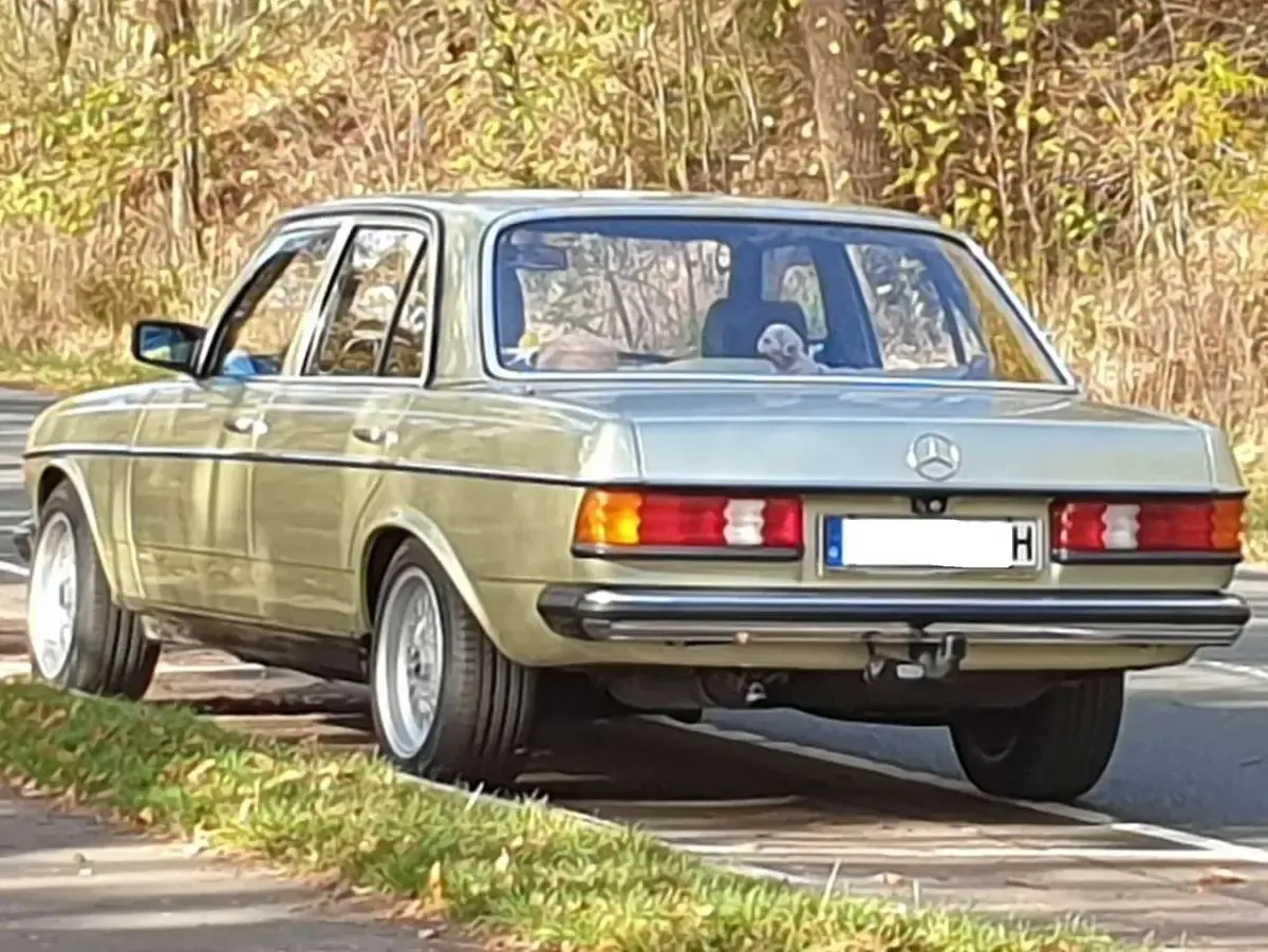 Gebraucht Mercedes 230 136 PS (100 kW) 1982 Grün Limousine