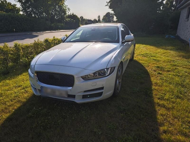 Weiß Gebraucht 2015 Jaguar XE Prestige Limousine | 8.000 € - Bild 1/4