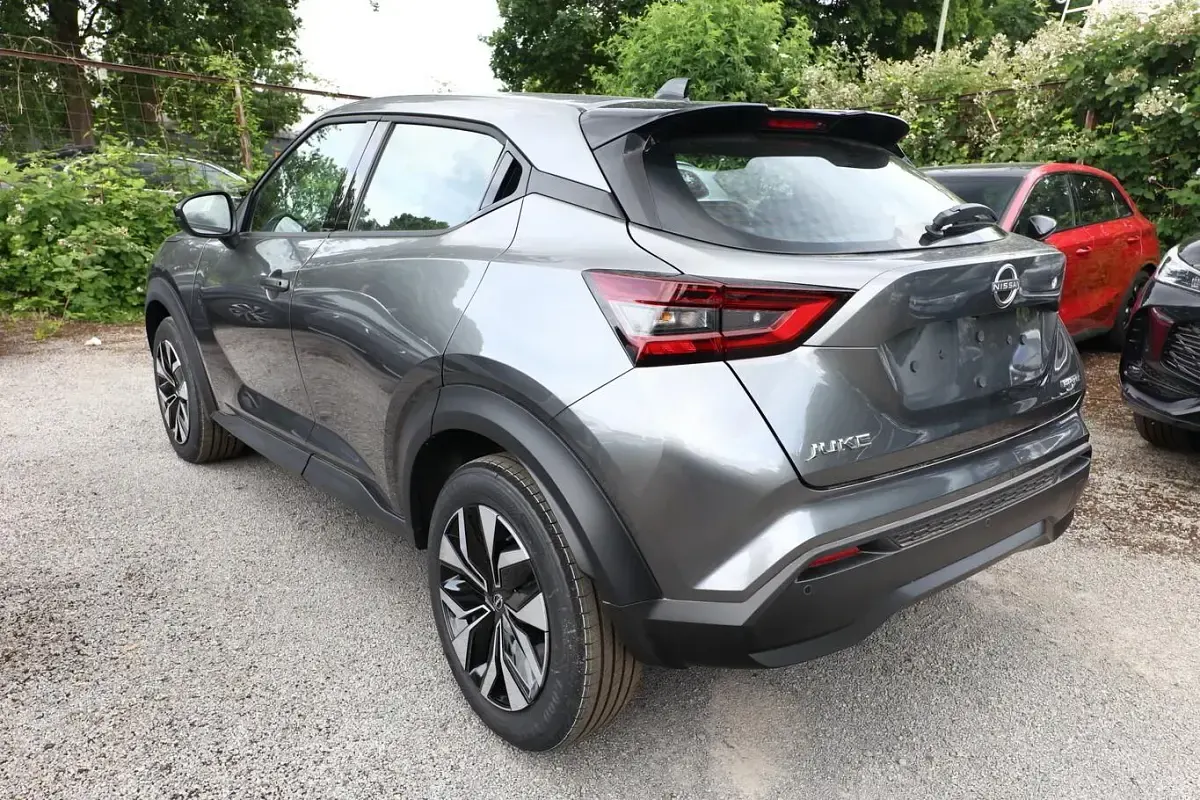 Neu Nissan Juke Acenta 143 PS (105 kW) 2025 Dark grey SUV