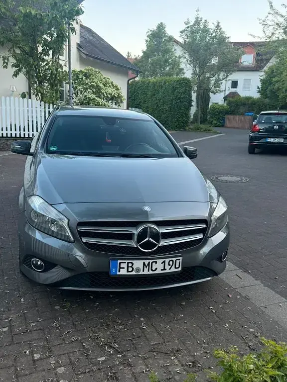 Używany Mercedes A180 129 KM (94 kW) 2012 Szary Sedan/Limuzyna