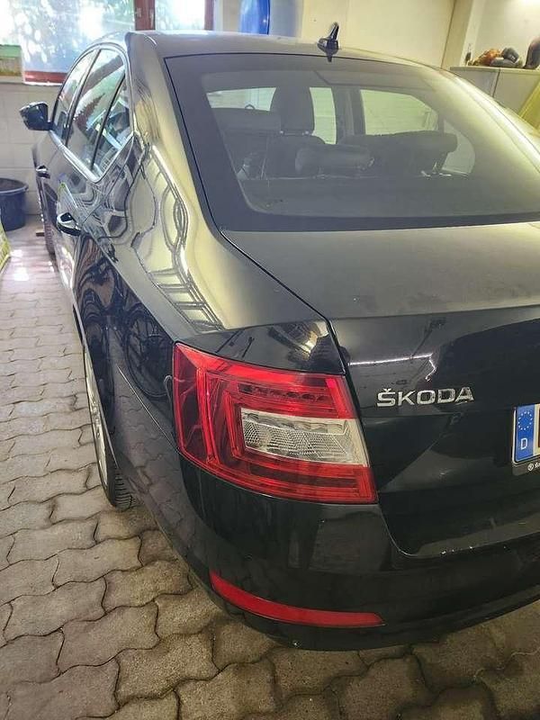Schwarz Gebraucht 2013 Skoda Octavia Elegance Kleinwagen | 5.000 € (Superpreis) - Bild 1/4