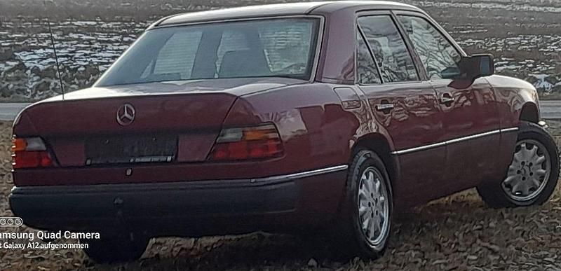 Gebraucht Mercedes 230 132 PS (97 kW) 1992 Rot Limousine